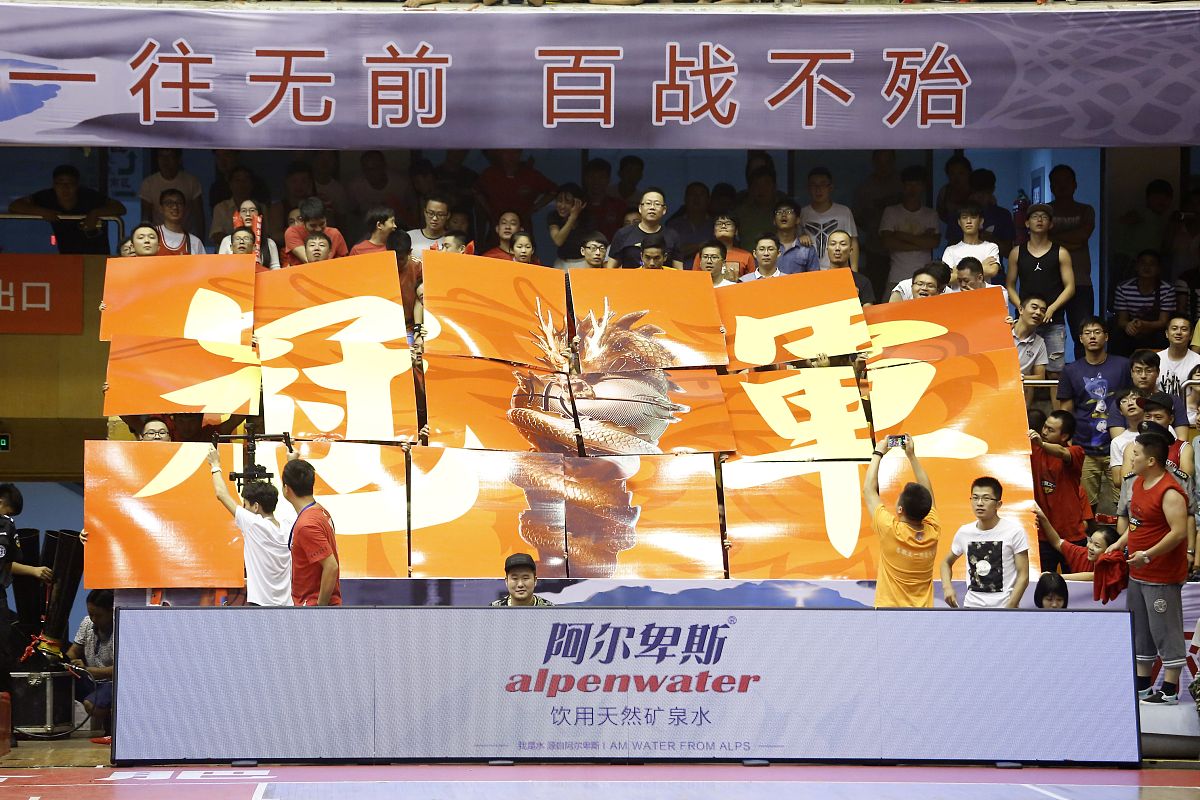 刺激比赛，球队奋力拼搏冲刺冠军梦想的简单介绍