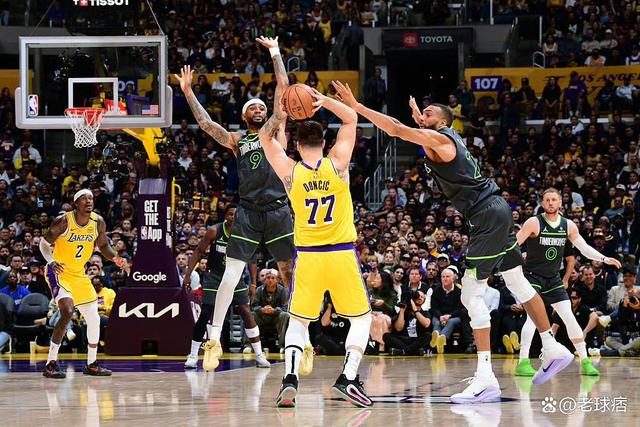 NBA季后赛强队相继出局，观众欣赏精彩比赛