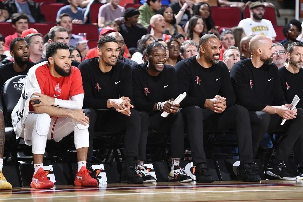 NBA季后赛强队相继出局，观众欣赏精彩比赛